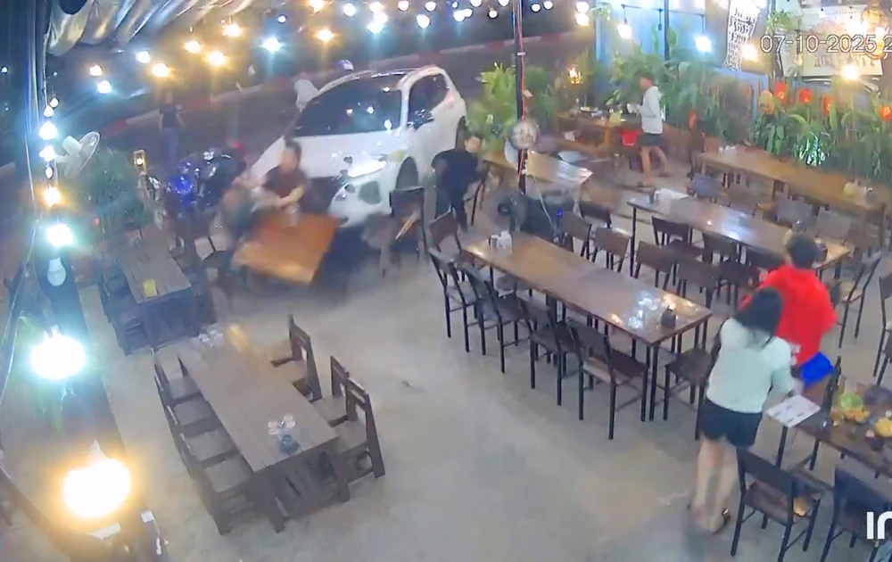 Công an xã Bình Dương (tỉnh Gia Lai) tiếp Đặng Văn Sang lái ô tô 7 chỗ tông thẳng vào quán Xóm Nhậu, thuộc xã Bình Dương khiến một người bị thương và một người tử vong.