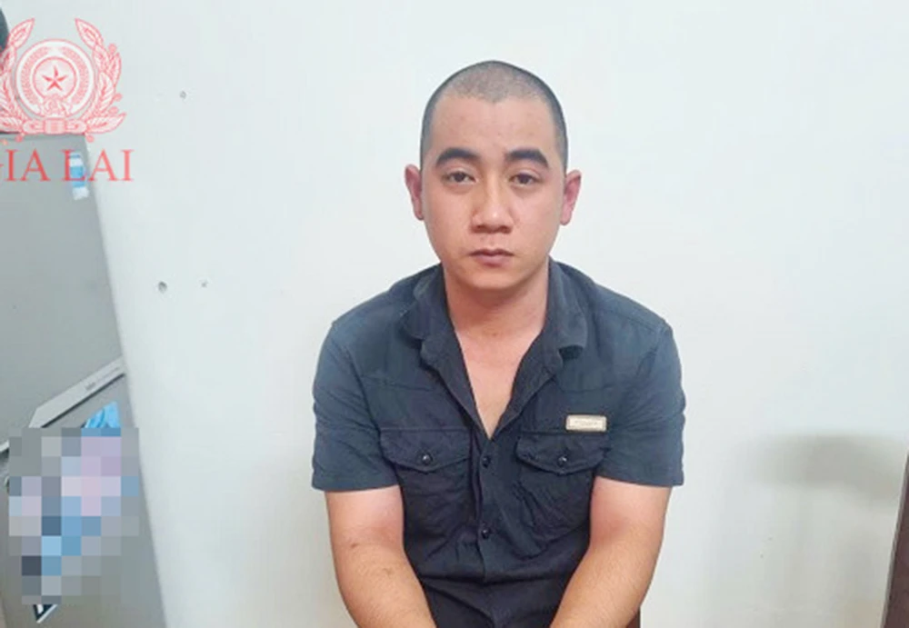 Sau khi xảy ra mâu thuẫn, Đặng Văn Sang dùng dao đuổi đánh bạn nhậu, rồi lái ô tô tông thẳng vào quán kế bên khiến đối thủ bị thương và một phụ nữ tử vong.