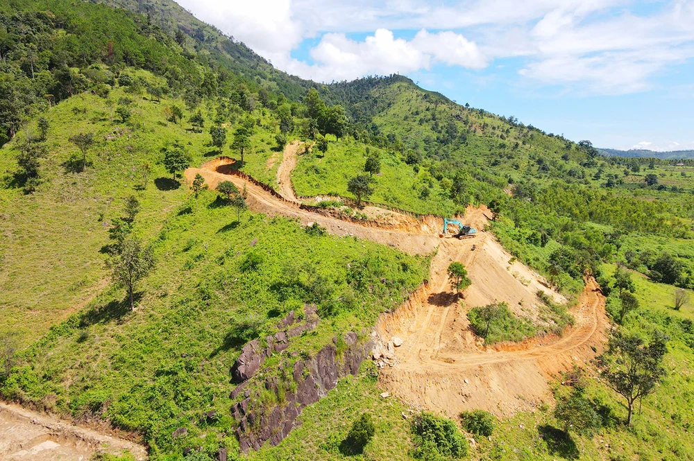 UBND xã Biển Hồ, tỉnh Gia Lai xử phạt vi phạm hành chính 35 triệu đồng đối một cá nhân vì tự ý làm biến dạng địa hình khu vực thắng cảnh núi Chư Nâm.