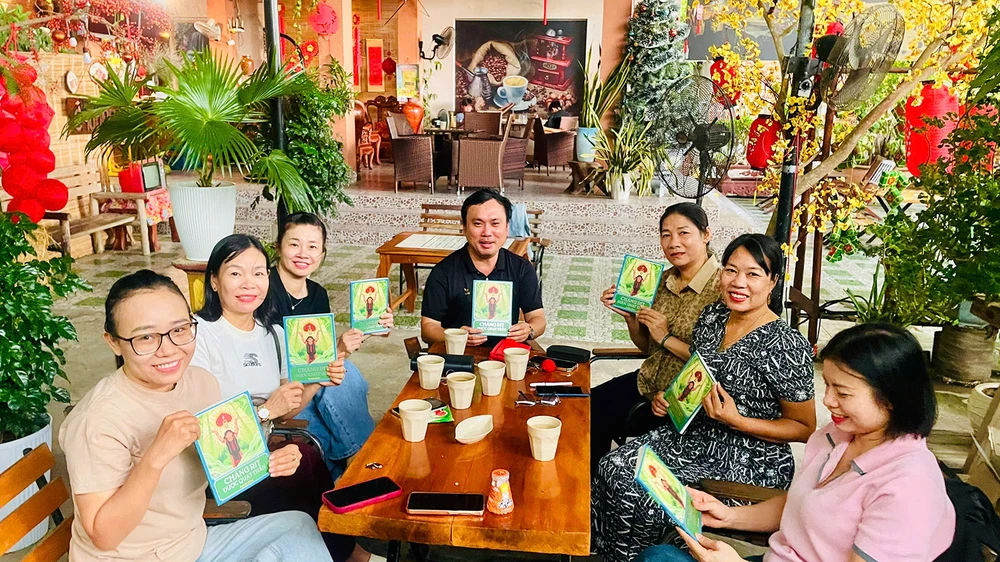 Sợ những chuyện cổ truyền miệng mai một, thầy giáo Ninh Văn Dậu ở trường vùng sâu của tỉnh Gia Lai đã miệt mài sưu tầm, xuất bản tập truyện cổ Jrai.