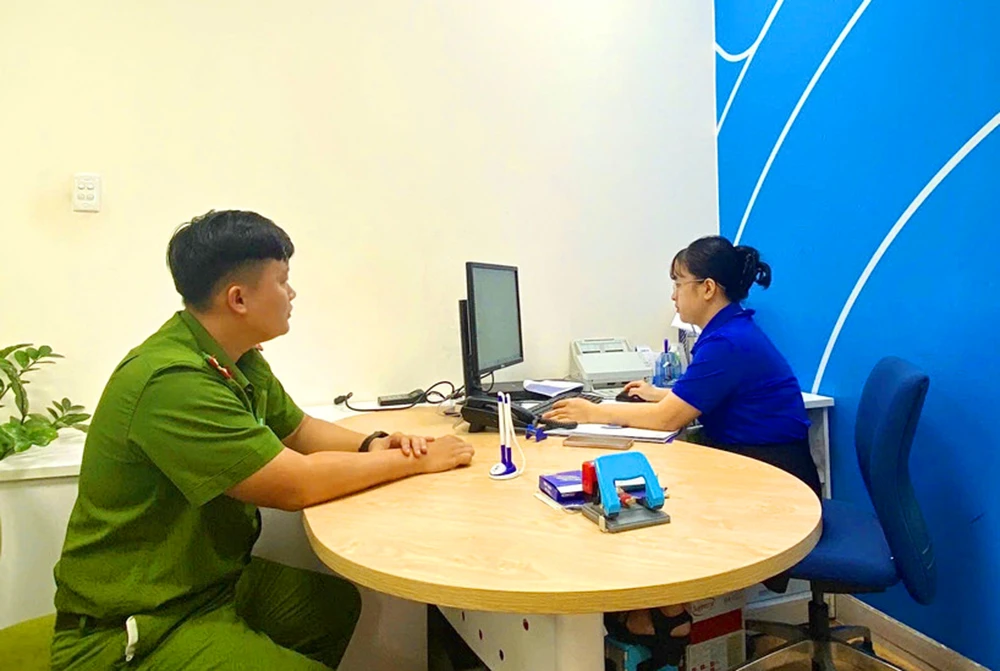 Công an tỉnh Gia Lai vừa hỗ trợ cho hai người phụ nữ ở địa phương chuyển trả 6 tỉ đồng cho hai người ở TP.HCM và tỉnh Hà Tĩnh chuyển khoản nhầm.