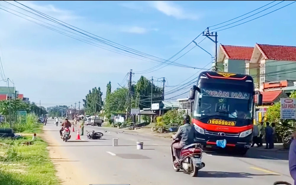 Một vụ tai nạn giao thông nghiêm trong xảy ra trên quốc lộ 1A, xe khách va chạm xe máy khiến hai vợ chồng cụ ông đi xe máy tử vong.