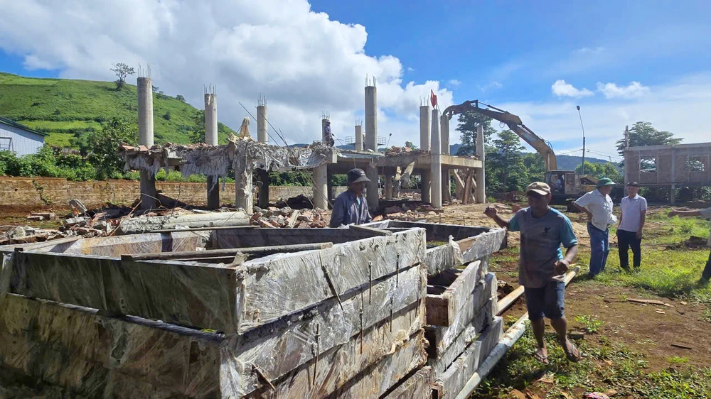 Dự án nhà rông có giá trị hơn 9,4 tỉ đồng dưới chân núi lửa Chư Đang Ya, tỉnh Gia Lai buộc phải tháo dỡ do phá vỡ cảnh quan.