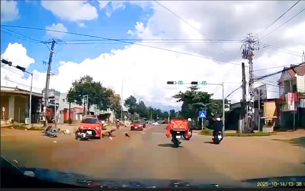 Đang chờ tín hiệu đèn giao thông trên quốc lộ 19, ô tô con bất ngờ lao lên phía trước tông vào hai xe máy đi cùng chiều, rồi tông vào ô tô hướng ngược lại.