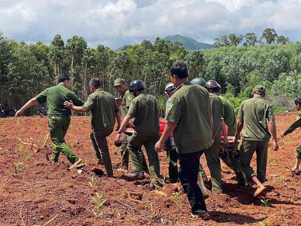 Sau một ngày mất tích, lực lượng chức năng phát hiện ông PVH ngụ tỉnh Gia Lai rơi xuống giếng hoang và thành công cứu nạn nhân an toàn.