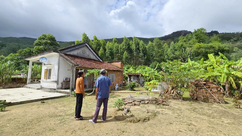 Người dân lo sợ sạt lở núi Cấm khi mùa mưa đến