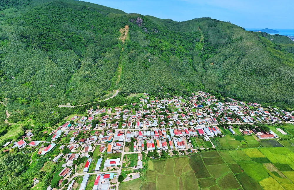 Mùa mưa đến, hàng chục hộ dân dưới chân núi Cấm (xã Cát Tiến, tỉnh Gia Lai) lại thấp thỏm lo âu, mất ngủ trước nguy cơ sạt lở núi.