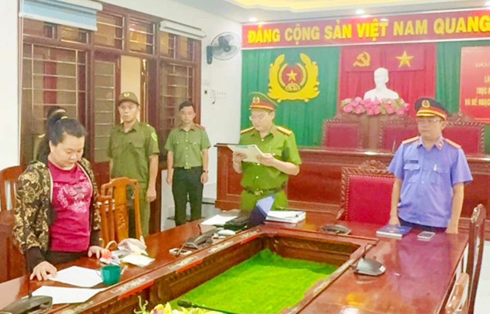 Bà Hồ Thị Mỹ Hạnh lừa chạy án, nhận 2,5 tỉ đồng nhưng không trả lại tiền nên bị tố cáo đến Cơ quan CSĐT Công an tỉnh Gia Lai.