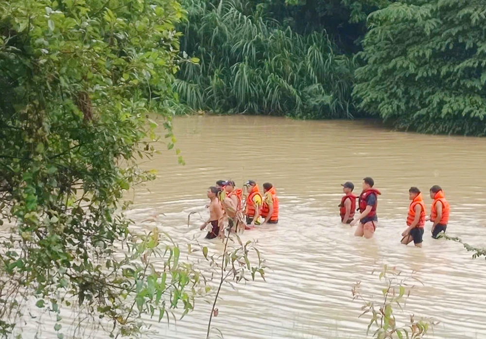 lực lượng chức năng phát hiện thi thể người đàn ông bị đuối nước khi bơi qua sông.