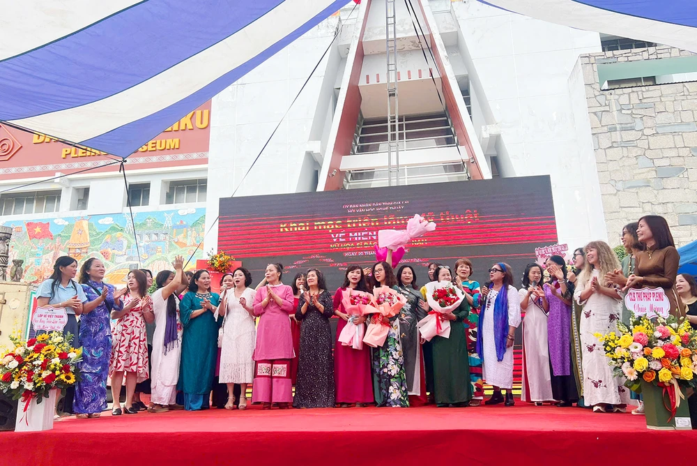 Gần 50 tác phẩm của 30 nữ hoạ sĩ tham gia triển lãm mỹ thuật tại Bảo tàng Pleiku, phường Pleiku, tỉnh Gia Lai chào mừng Ngày Phụ nữ Việt Nam.