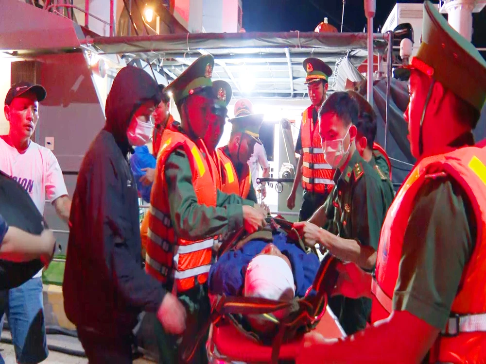 Một thuyền viên ngụ thành phố Đà Nẵng bị nạn trên biển vừa được đưa vào đất liền ở Quy Nhơn, tỉnh Gia Lai an toàn.