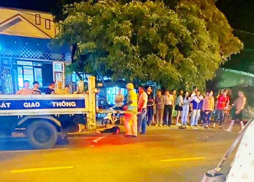 Không chấp hành hiệu lệnh, một nam thanh niên ở Gia Lai say xỉn lái xe máy 'thông chốt' đo nồng độ cồn khiến một cán bộ công an bị thương.