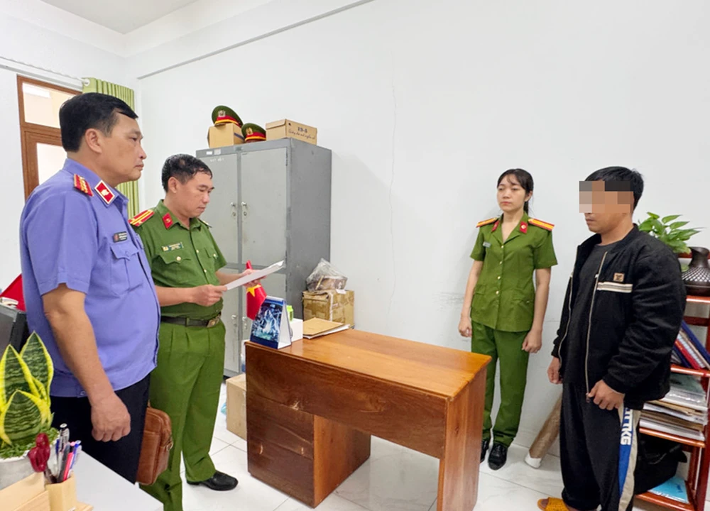 Công an tỉnh Gia Lai đã khởi tố, bắt giam Võ Minh Tùng, Giám đốc Công ty TNHH MTV Nguyên Phát GL và nhân viên công ty về hành vi sản xuất cà phê giả.