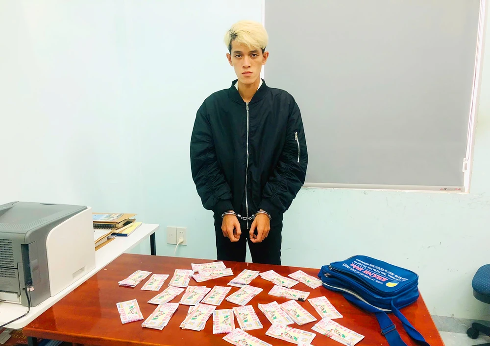 Trong 24 giờ, Công an phường Quy Nhơn, tỉnh Gia Lai đã nhanh chóng xác minh và truy bắt được Nguyễn Hữu Đức, người đã giật túi xách, cướp 460 tờ vé số.