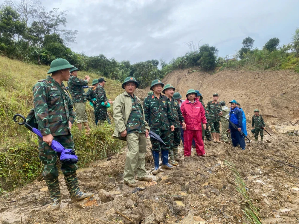 Hơn 200 cán bộ, chiến sĩ Sư đoàn 10, Quân đoàn 34 sẽ cùng nhân dân xã Ngọc Linh mở đường,khắc phục sạt lở đất.
