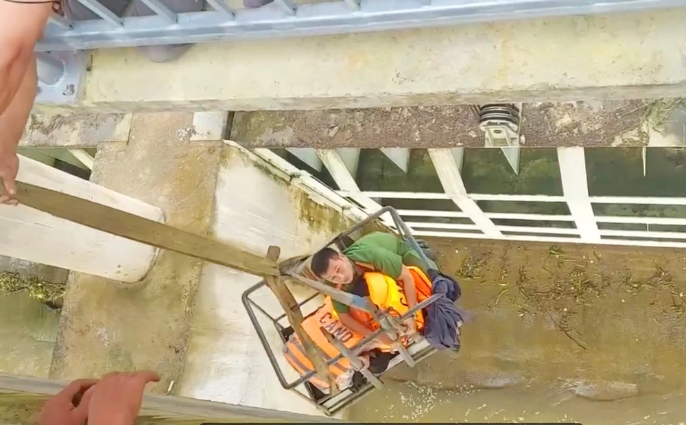 Giành lại mạng sống từ tay 'tử thần', Công an xã Tây Sơn (tỉnh Gia Lai) dũng cảm cùng người dân cứu sống một nam sinh nhảy cầu ở đập dâng Phú Phong.