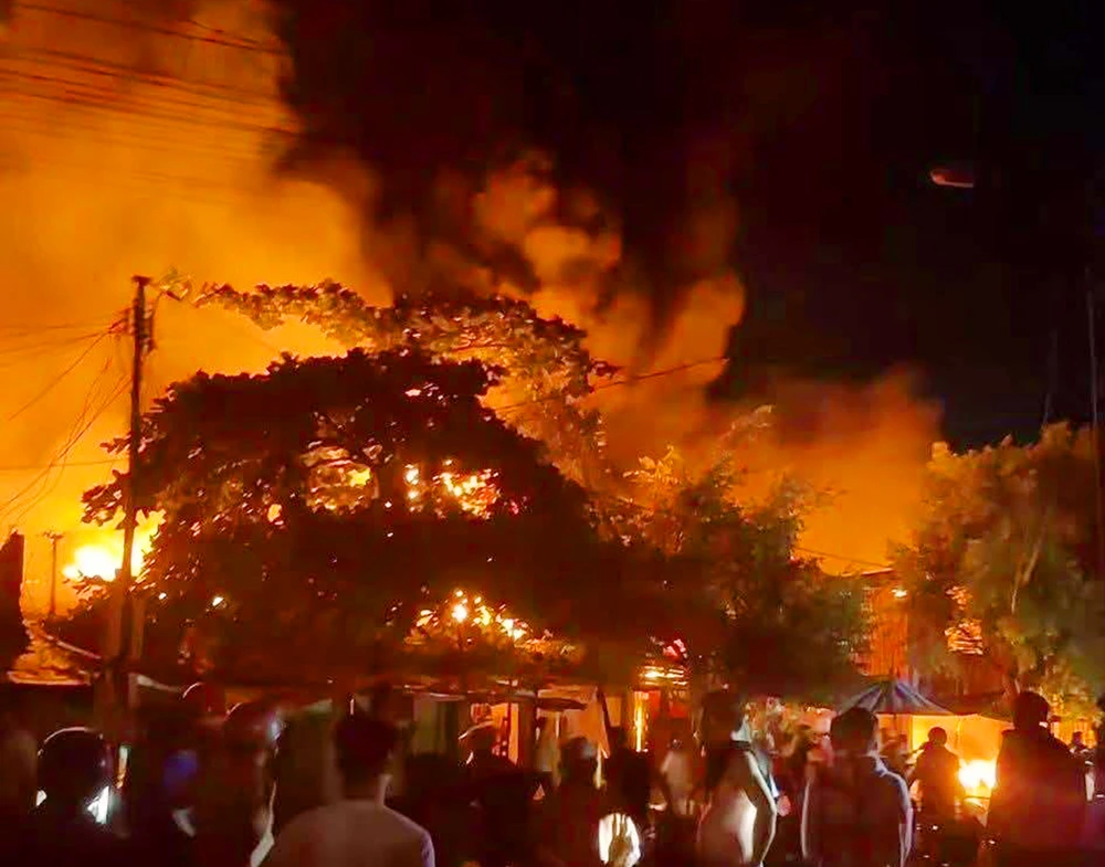 Trong đêm, chợ Bình Dương, tỉnh Gia Lai bất ngờ xảy ra cháy lớn kèm theo nhiều tiếng nổ.