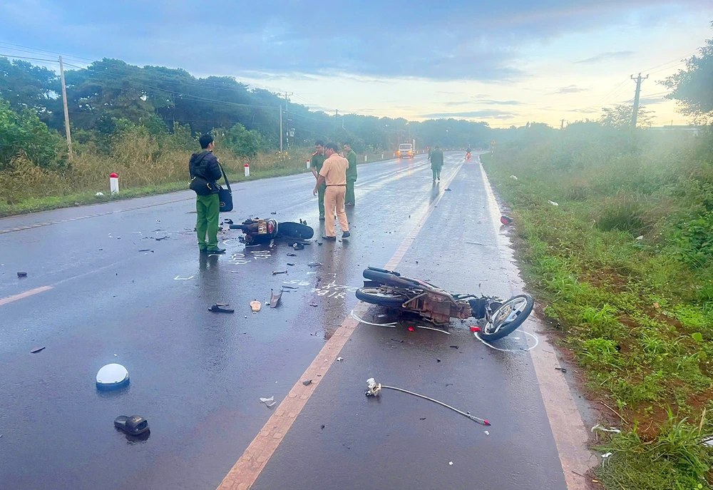 Hai xe máy tông nhau trên quốc lộ 19 (tỉnh Gia Lai), khiến hai người chết và hai người bị thương.