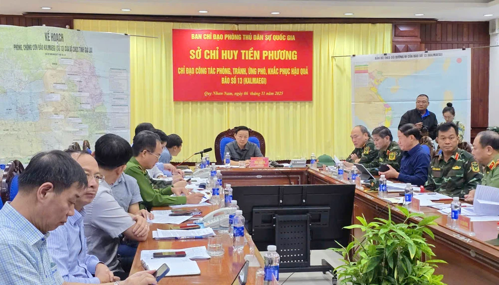 Phó Thủ tướng Trần Hồng Hà chỉ đạo xác lập ba giai đoạn ứng phó bão số 13, cam go nhất là lúc bão đổ bộ đất liền; yêu cầu phải di dời dân ra khỏi vùng nguy hiểm.