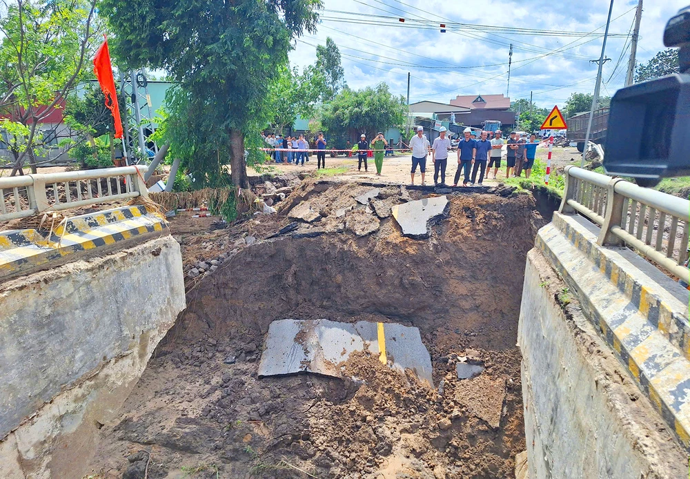 Chủ tịch UBND tỉnh Gia Lai chỉ đạo phải sớm khắc sự cố sập cầu trên đường Trường Sơn Đông do bão số 13 và thưởng nóng cho xã Pờ Tó ngay sau bão.