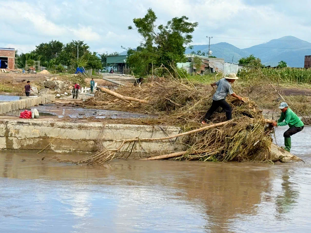 Ngầm tràn vào buôn Chư Tê, tỉnh Gia Lai bị nước lũ cuốn trôi khiến cả buôn bị cô lập.