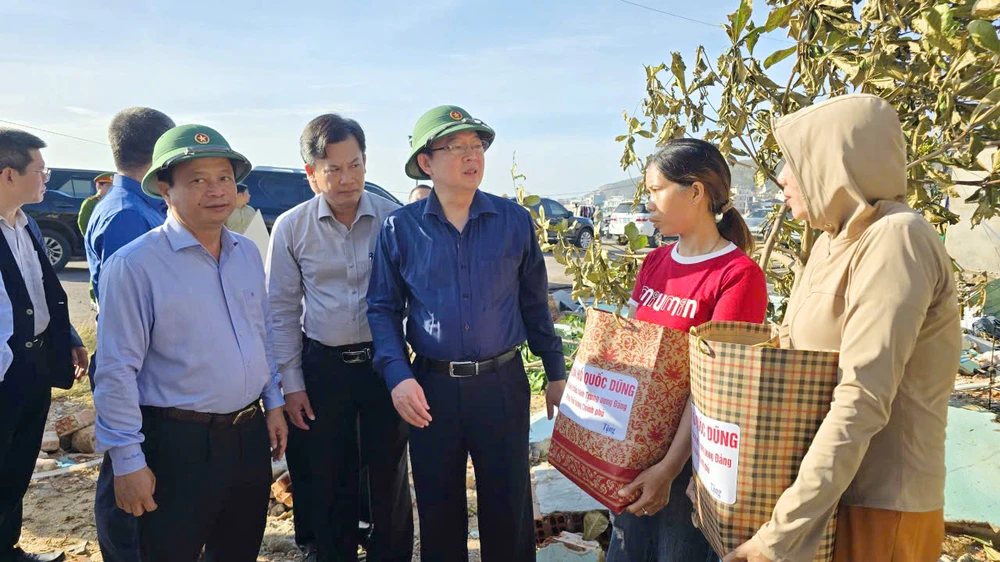 Phó Thủ tướng Hồ Quốc Dũng hỏi thăm, động viên và tặng quà cho người dân bị thiệt hại do bão số 13, mong bà con sớm vượt qua khó khăn.