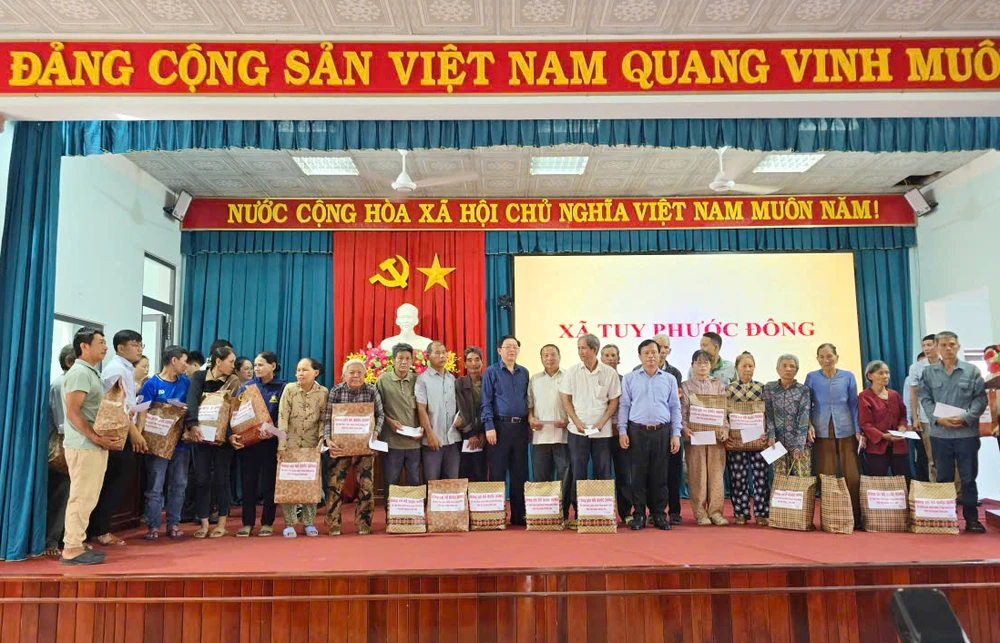 Pho-thu-tuong-trao-qua-ho-tro-nguoi-dan-bi-anh-huong-bao-so-13-4.jpg