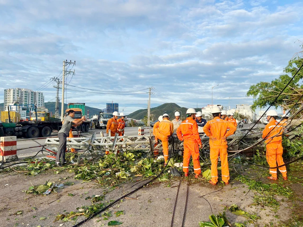Đại diện ngành điện Gia Lai, cho biết đến ngày 11-11 sẽ cơ bản khắc phục xong sự cố mất điện do bão số 13.