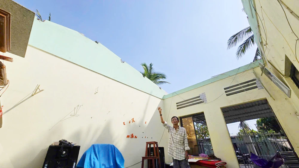 Sau bão số 13, hàng trăm hộ dân ở làng phong Quy Hòa, tỉnh Gia Lai phải sống quay quắt do thiếu nước, điện và nhiều hộ lâm cảnh 'màn trời, chiếu đất'.