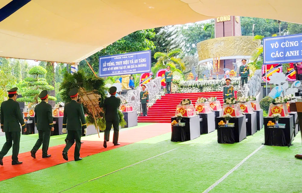 Tỉnh Gia Lai trang trọng tổ chức lễ viếng, truy điệu và an táng 18 liệt sĩ tại Nghĩa trang liệt sĩ Chư Prông.