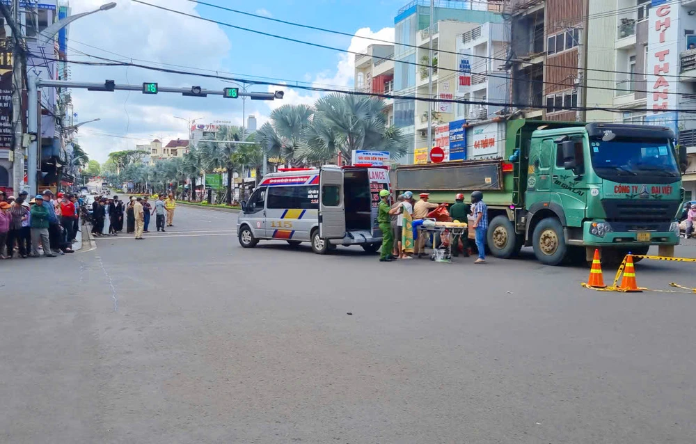 Đi cùng chiều, người đàn ông lái xe máy rẽ trái và xảy ra va chạm với xe ben, bị cuốn vào gầm tử vong.
