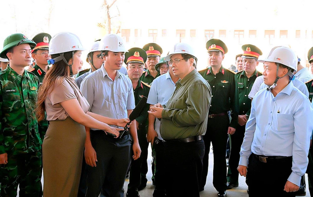 Thủ tướng Phạm Minh Chính kiểm tra thực tế thiệt hại do bão số 13 và động viên, chia sẻ với người dân, doanh nghiệp sớm khôi phục sản xuất.