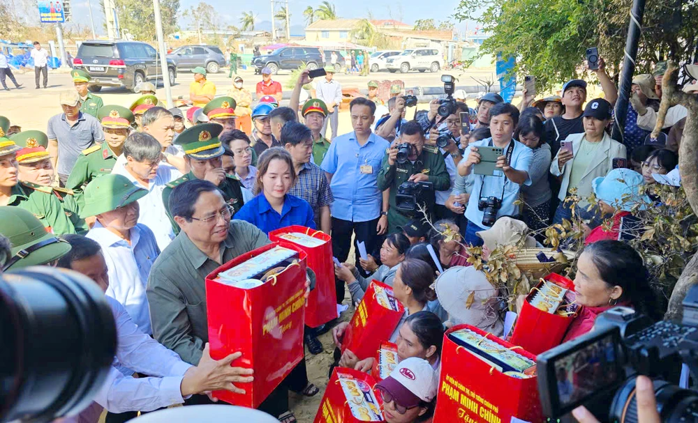 Thủ tướng Phạm Minh Chính quyết định hỗ trợ khẩn cấp 700 tỉ đồng cho bốn địa phương, gồm TP Huế, Quảng Ngãi, Gia Lai và Đắk Lắk khắc phục hậu quả thiên tai.