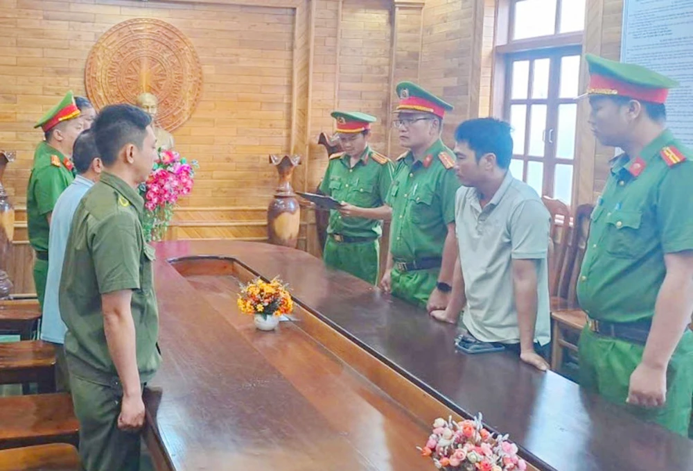 Yêu cầu thu hoạch sớm bất thành, chủ đất ở xã Phú Thiện, tỉnh Gia Lai đã cho máy băm băm nát vườn khoai lang.