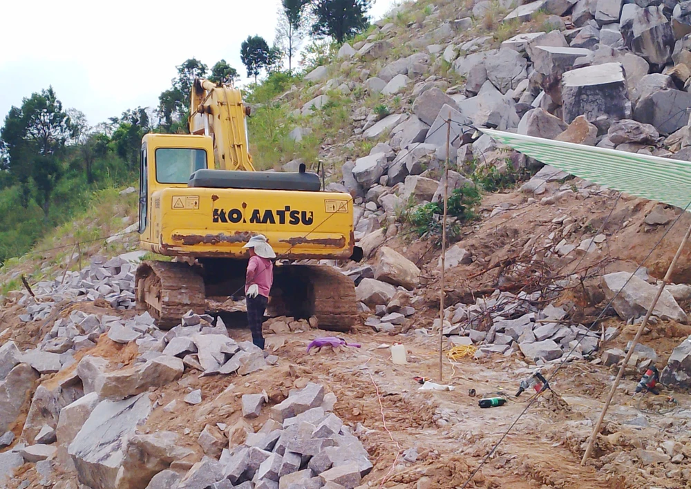 Phát hiện doanh nghiệp khai thác đá không đúng giấy phép, UBND xã Ia Phí, tỉnh Gia Lai đã yêu cầu dừng hoạt động, chờ ý kiến cơ quan chức năng.