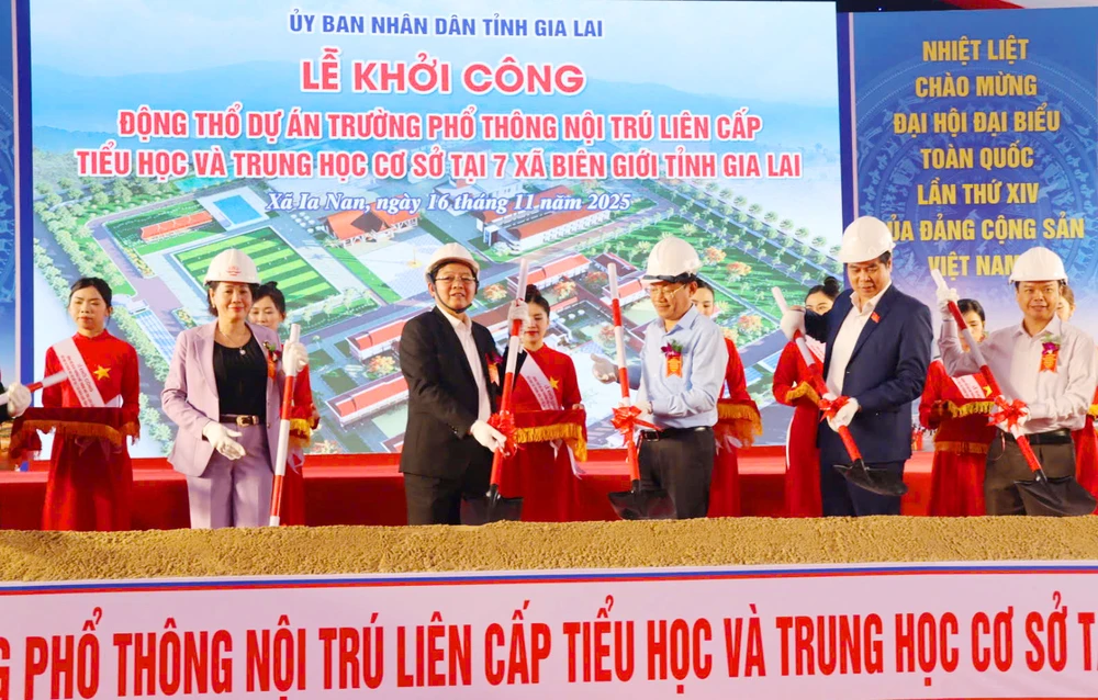 Pho-thu-tuong-du-le-khoi-cong-7-truong-hoc-bien-gioi-Gia-Lai-11.jpg