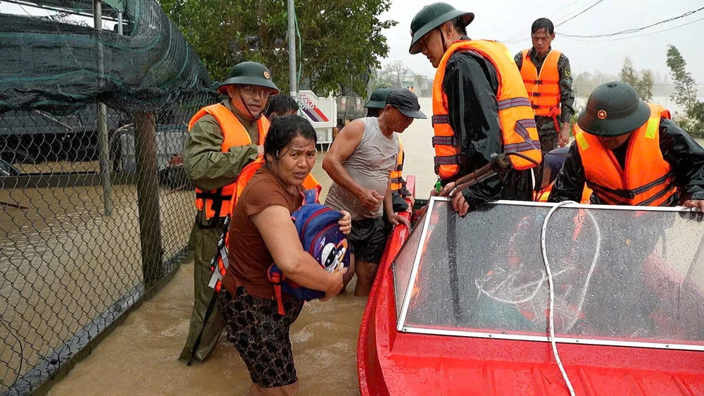 Bộ Chỉ huy quân sự tỉnh Gia Lai huy động hơn 1.000 chiến sĩ, xe thiết giáp, đặc chủng và thiết bị bay không người lái cứu hộ nhân dân vùng lũ.
