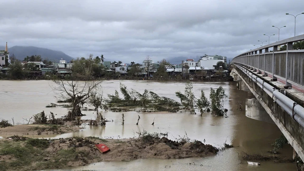 Nước lũ khu vực phía Đông tỉnh Gia Lai đã rút dần, lực lượng chức năng vẫn tích cực tiếp tế lương thực, nhu yếu phẩm cho dân 'không để dân đói, dân rét'.