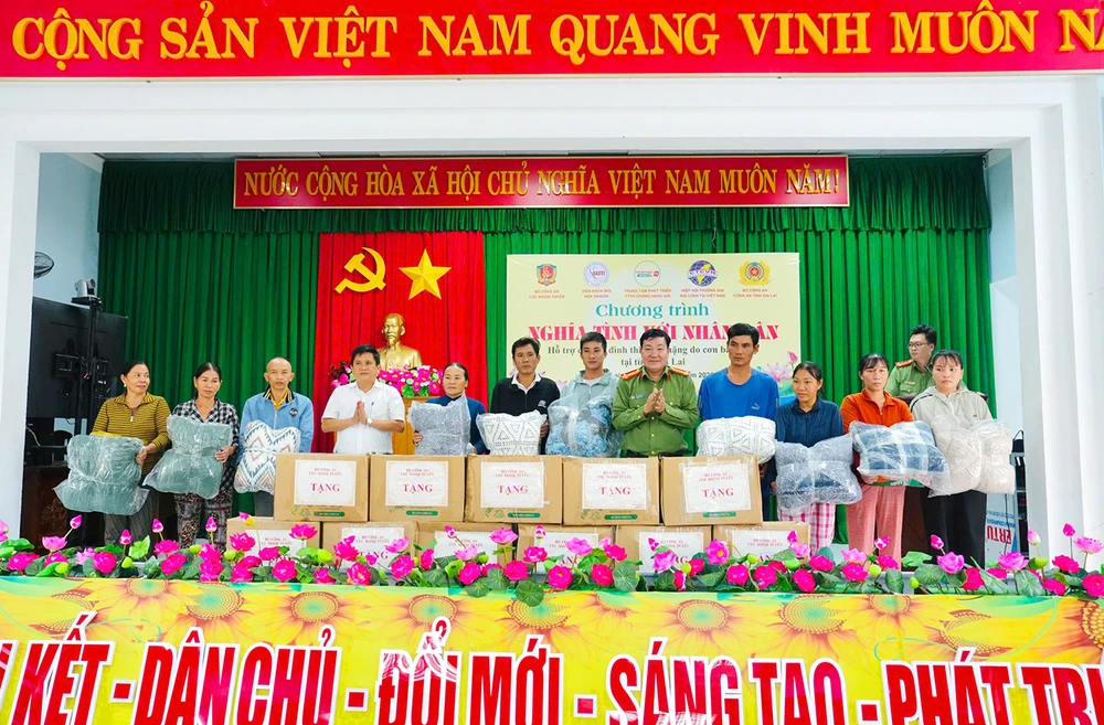 500 phần quà ý nghĩa là những nhu yếu phẩm thiết yếu được trao đến nhân dân tỉnh Gia Lai bị thiệt hại do mưa bão.