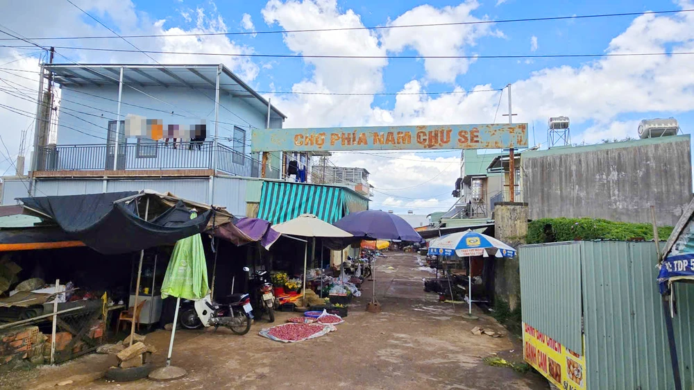 Nhiều hộ kinh doanh tại xã Chư Sê kiến nghị lên UBND tỉnh Gia Lai, yêu cầu chỉ đạo ngừng hoạt động chợ cũ do chợ mới 'ế ẩm'.