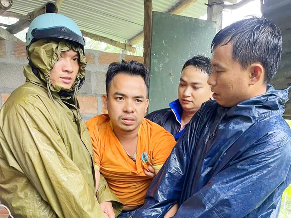 Do hết tiền tiêu xài, Cao Toản Em (ngụ tỉnh Gia Lai) đã bịt mặt, mang dao đột nhập nhà hàng xóm, khống chế gia chủ cướp tài sản.