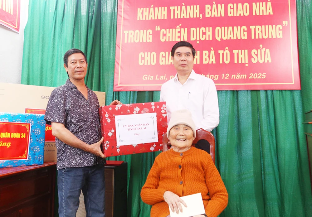 Trao nha-chien-dich-Quang-Trung-Gia-Lai-4.jpg