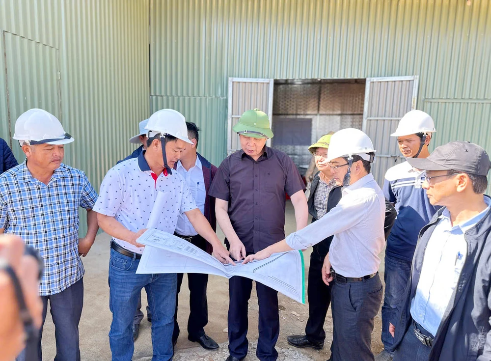 Lanh-dao-tinh-Gia-Lai-kiem-tra-thi-cong-xay-dung-truong-hoc-bien-giói-1.jpg