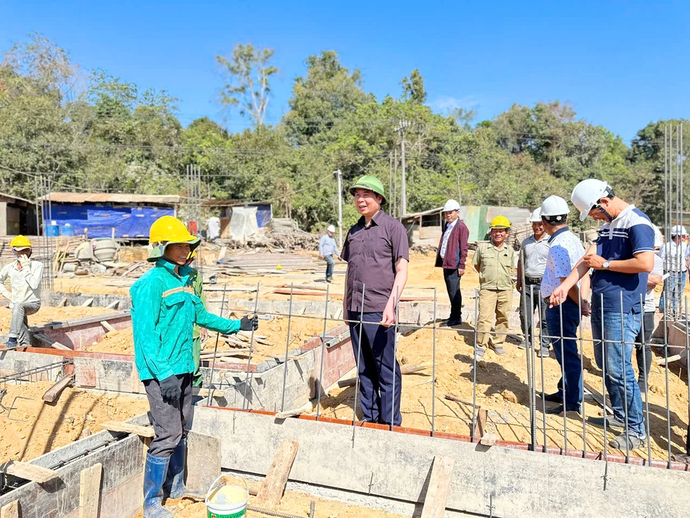 Lanh-dao-tinh-Gia-Lai-kiem-tra-thi-cong-xay-dung-truong-hoc-bien-giói-3.jpg