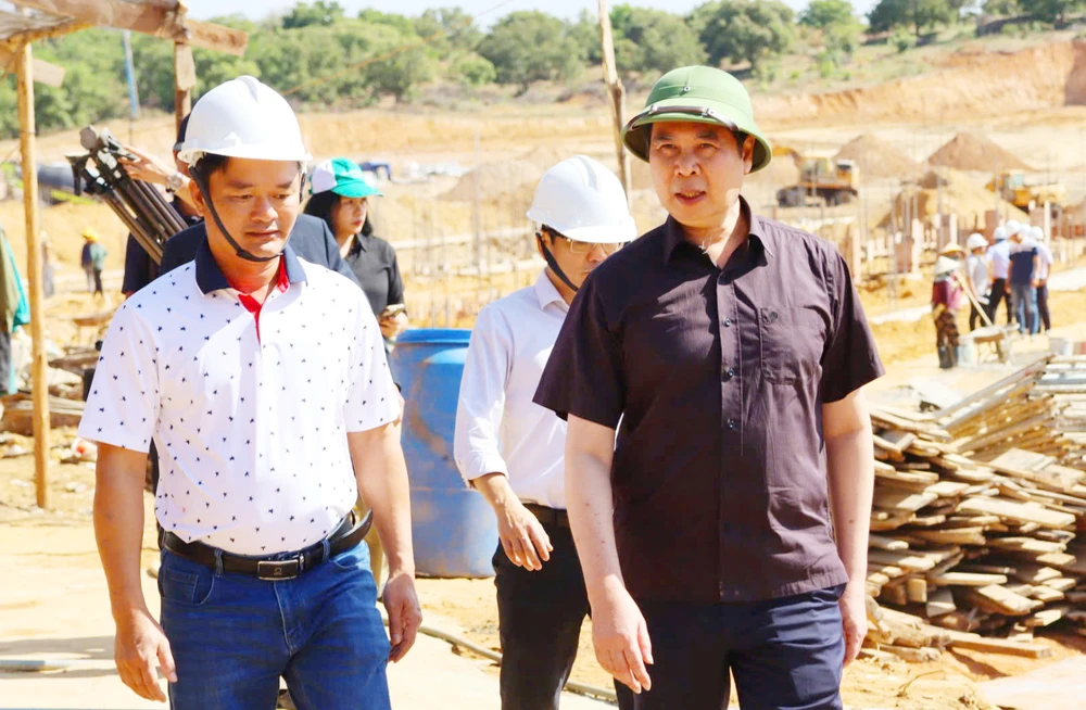 Lanh-dao-tinh-Gia-Lai-kiem-tra-thi-cong-xay-dung-truong-hoc-bien-giói-5.jpg