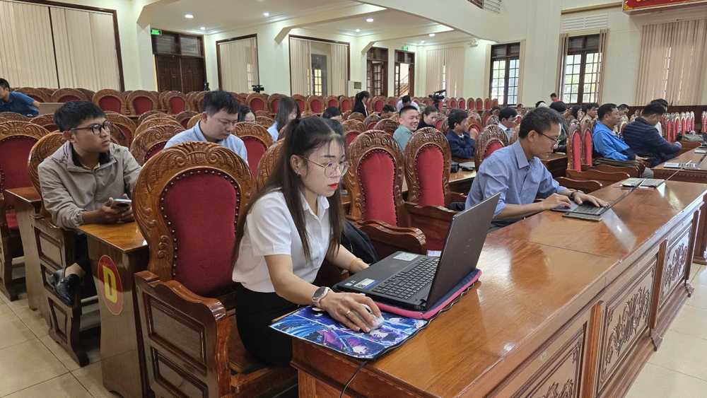 Phóng viên tham dự họp báo.