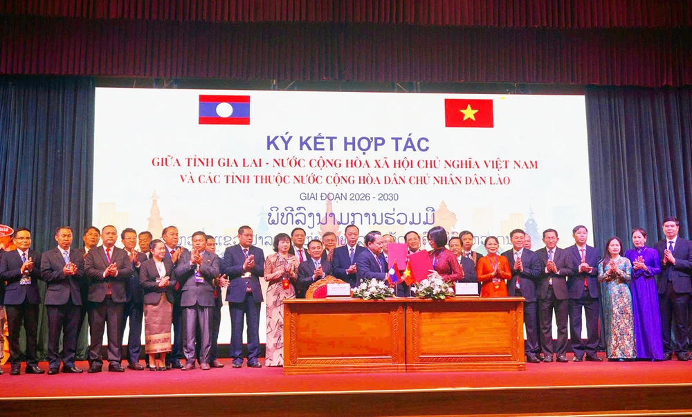 UBND-tinh-Gia-Lai-ky-ket-ban-ghi-nho-cac-tinh-Nam-Lao-1.jpg