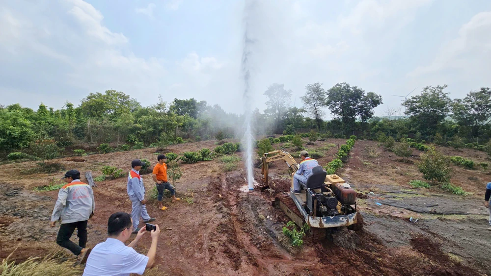 Gieng-khoan-phun-nuoc-khi-manh-o-Gia-Lai-3.jpg