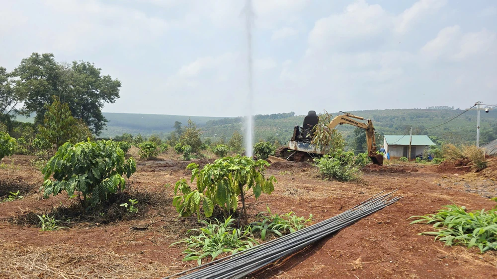 Gieng-khoan-phun-nuoc-khi-manh-o-Gia-Lai-4.jpg