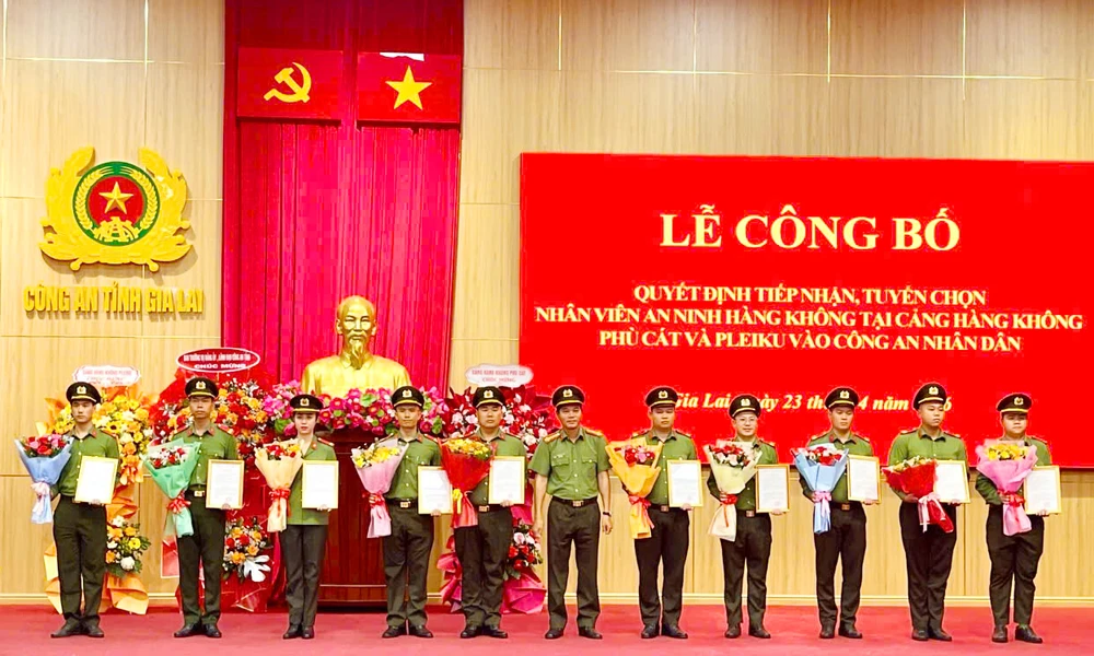 Trao-quyet-dịnh-tiep-nhan-nhan-vien-hang-khong-vao-Cong-an-nhan-dan.jpg